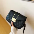 Elegante borsa a tracolla trapuntata nera con fibbia dorata e dettagli in catena - Nero