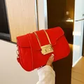 Borsa a tracolla rossa trapuntata in ecopelle con chiusura metallica dorata chic - Rosa Rosso