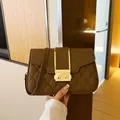 Borsa a tracolla in pelle marrone con motivo trapuntato e fibbia dorata elegante - Marrone Scuro