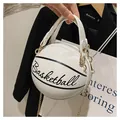 Detalle del bolso blanco con forma de baloncesto con cadena dorada y asa de cuero - Blanco
