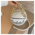 Bolso bandolera de cuero blanco con forma de baloncesto y asa de cadena dorada con pedrería - Blanco
