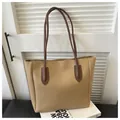 Detalle del bolso tote de cuero PU caqui con correas finas en marrón oscuro - Caqui