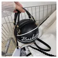 Elegante bolso con forma de baloncesto en cuero negro y cadena dorada - Negro