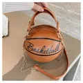 Bolso bandolera marrón con forma de baloncesto, cuero granulado y cadena dorada - Marrón Oscuro
