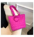 Stepp-Shopper in Hot Pink mit passender runder Geldbörse auf weißem Sofa - Dreieckssteppung / Rosarot