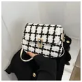 Dettaglio mini borsa squadrata in tweed con chiusura a U dorata e tracolla in pelle - Bianco