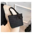 Gesteppte schwarze Nylon-Tragetasche mit kleinem runden Münzfach-Anhänger für den Alltag - Karo-Steppung / Schwarz