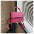 Bolso vintage fucsia con relieve de cocodrilo y remaches dorados decorativos - Rosa Rojo