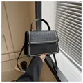 Bolso de hombro vintage negro con patrón de cocodrilo y elegante borde de cuentas doradas - Negro