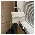 Bolso bandolera blanco de piel sintética de cocodrilo con borde de cuentas doradas - Blanco