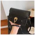 Borsa a tracolla nera classica con chiusura a goccia dorata e finitura in pelle - Nero