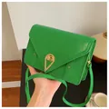 Elegante borsa a tracolla in pelle verde con chiusura a scatto in metallo dorato a goccia - Verde