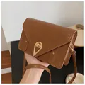 Borsa a tracolla marrone in ecopelle con chiusura a goccia dorata e patta a triangolo - Marrone Scuro