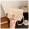 Elegante borsa a tracolla bianco crema con patta a V e chiusura dorata a goccia - Bianco