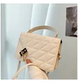 Elegante cremefarbene Stepptasche mit geometrischem Muster und goldener Kettendekoration - Weiß