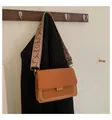 Bolso bandolera retro marrón en contraste con correa ancha de tejido geométrico - Marrón Oscuro