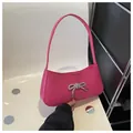 Bolso de axila fucsia con un lazo de diamantes brillantes y cuero PU moderno - Rosa Rojo