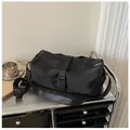 Minimalistische zwarte Oxford stoffen crossbodytas met brede verstelbare schouderriem - Zwart Groot