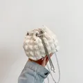 Schicke weiße Falten-Beuteltasche mit Silberkette und eleganten Perlen-Details - Weiß