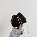 Modische schwarze Faltenbeuteltasche mit Silberkette und Perlenverzierung - Schwarz