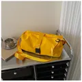 Levendige gele oxford crossbody fitnesstas met verstelbare riem en gesp detail - Geel Groot