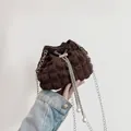 Dunkelbraune Handtasche mit Blasenstruktur, Kettenriemen und Perlendetails - Kaffeebraun