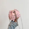 Rosa plissierte Beuteltasche mit silberner Kette und eleganten Perlenanhängern - Rosa