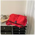 Rode nylon sporttas voor dames met verstelbare schouderriem en decoratieve gesp - Rose Rood Groot