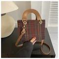 Mini Tweed-Handtasche mit mehrfarbigem Karomuster, braunem Ledergriff und Goldmetallringen - Rot