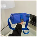 Helderblauwe cilindrische crossbodytas van Oxford-stof met brede riem en gesp - Blauw Klein