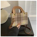 Vintage-Handtasche aus Wollgewebe mit Hahnentrittmuster, braunem Griff und goldenen Details - Kaffeebraun