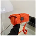 Levendige oranje nylon crossbodytas met verstelbare zwarte gespband voor dames - Oranje Klein
