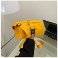 Felle gele nylon crossbodytas met zwarte gesp en een verstelbare schouderriem - Geel Klein