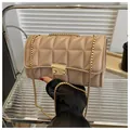 Bolso bandolera de cuero acolchado beige con cadena dorada y cierre metálico - Caqui
