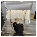 Bolso bandolera blanco acolchado con costuras triangulares y cadena dorada - Blanco