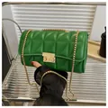 Bolso bandolera acolchado verde con cadena dorada y cierre de hebilla cuadrada - Verde