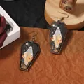 Dettaglio di orecchini in legno a forma di bara con stampe di fantasmi per Halloween - Stile Bara del Fantasma (Foto 2)