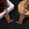Detail von Western-Stiefel-Ohrringen mit Blumenmustern auf schwarzem Hintergrund - Braungelber Vintage Cowboystiefel Stil (Bild 2)