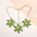 Dettaglio collana margherita fatta a mano con perle bianche e fiori intrecciati - Collana Verde