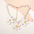 Dettaglio della collana di perle con margherite in rafia e chiusura dorata - Collana Bianca