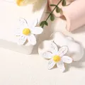 Dettaglio di orecchini a margherita in rafia con petali bianchi e cuore giallo - Orecchini Bianchi