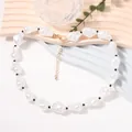 Collana di perle barocche con accenti neri e catena dorata regolabile - Collana / Bianco