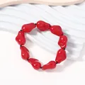 Minimalistisches rotes Perlenarmband mit glänzenden Tropfensteinen und schwarzen Akzenten - Armband / Rot