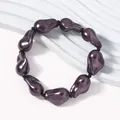 Armband mit unregelmäßigen tiefvioletten Barockperlen aus Harz und metallischem Glanz - Armband / Aqua