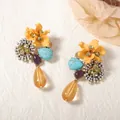 Detail von Blumenohrringen mit Türkis, Perlen, Strass und bernsteinfarbenen Harztropfen - Orange