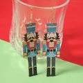 Pendientes creativos de madera de Cascanueces con ganchos dorados para Navidad - Azul