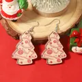 Détail de boucles d'oreilles sapin de Noël en bois avec motifs rouges sur fond festif - Fond Rouge Vagues et Pois (Image 8)