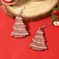 Détails des boucles d'oreilles en bois peintes en forme de sapin de Noël festif - Fond Brun-Rouge Rayures Blanches (Image 7)