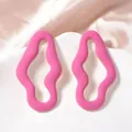 Dettaglio degli orecchini a forma di nuvola rosa in lega con finitura lucida e smaltata - Rosso rosa