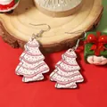 Détail de boucles d'oreilles sapin de Noël en bois avec motifs ondulés roses sur support - Motif de Vagues Roses Points Rouges (Image 6)